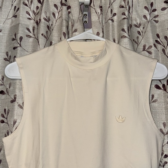 Women’s Adidas Mock Neck Sleeveless Polo
Size Medium - Picture 2 of 5